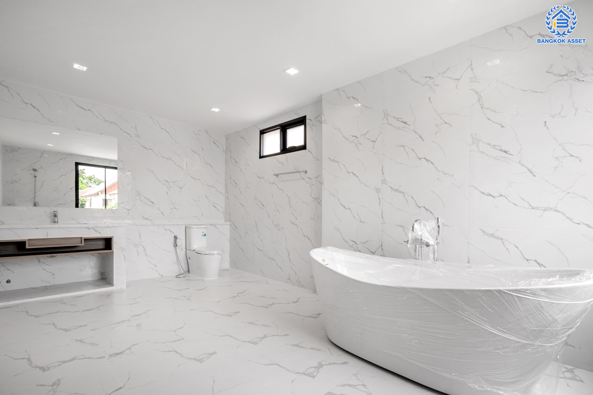 คฤหาสน์ตกแต่งใหม่ คุณภาพ LH ม.ชลลดา บางบัวทอง แปลงมุม เนื้อที่ 121 ตร.ว. ตกแต่งหรูหรา ตอบโจทย์ครอบครัวใหญ่ ด้วยฟังก์ชัน 4 ห้องนอน 6 ห้องน้ำ 1 ห้องอเนกประสงค์ 1 ห้องแม่บ้าน จอดรถได้ถึง 4 คัน มีสนามหญ้าด้านข้างกว้างขวาง พร้อม Facilities ครบ! บนทำเลคุณภาพ เชื่อมต่อได้หลายเส้นทาง ใกล้เซ็นทรัลเวสต์เกต และรถไฟฟ้า "สถานีบางพลู"